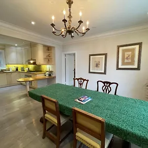 Private In Forest Hill With Full Kitchen And Parking Guest house